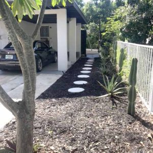 florida-rental-side-yard